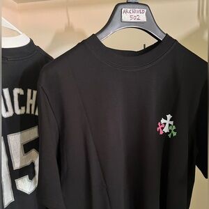 BLACK CHROME HEART MULTI CROSS TSHIRT
TRUE TO SIZE
ARCHIVED 502 PROPERTY
SIZE M,